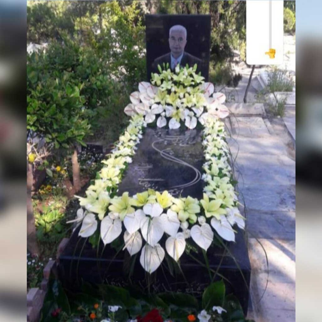 گل روی مزار